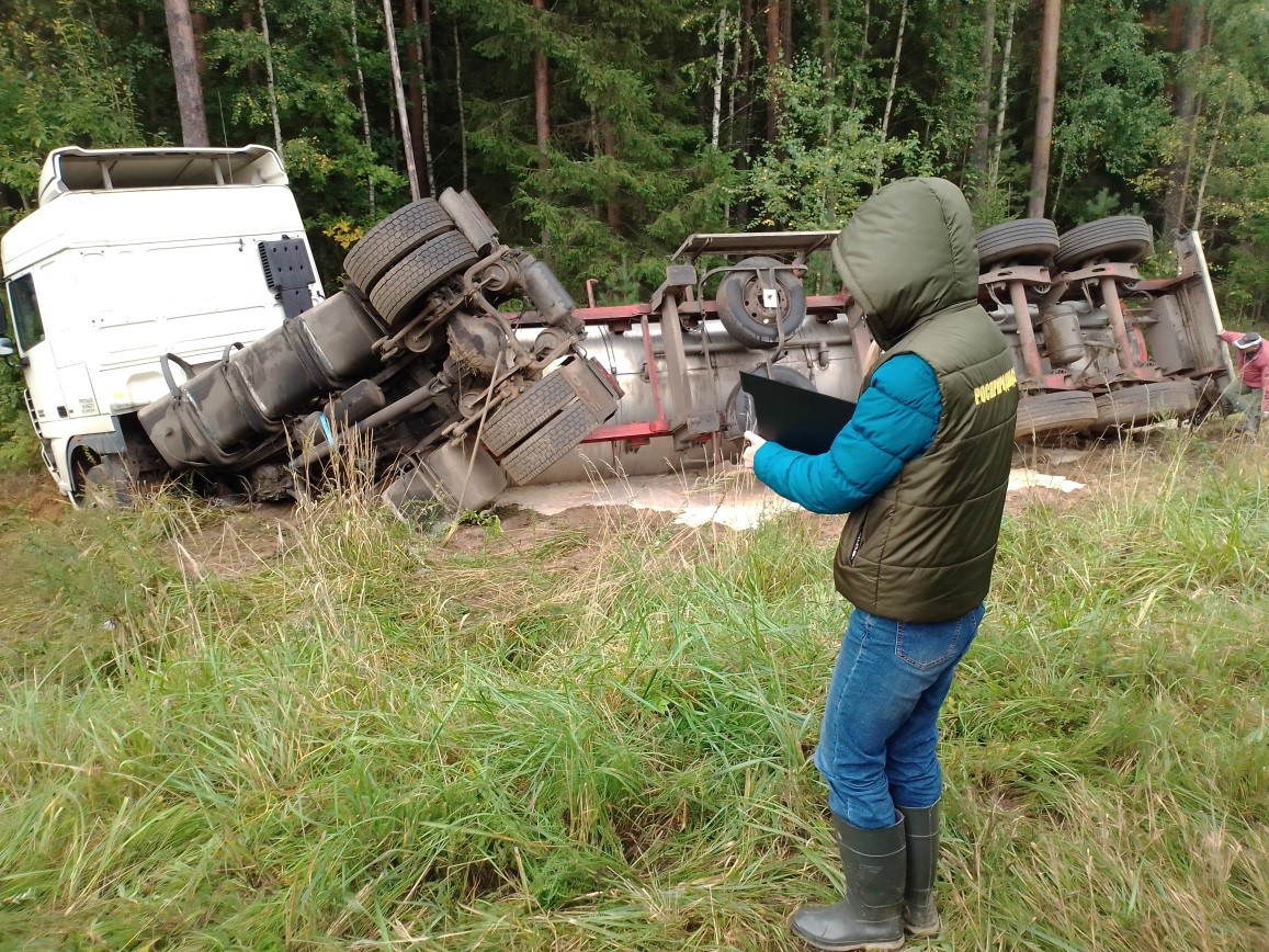 Росприроднадзор контролирует ситуацию на месте ДТП в Тверской области, в результате которого произошёл разлив пивных дрожжей